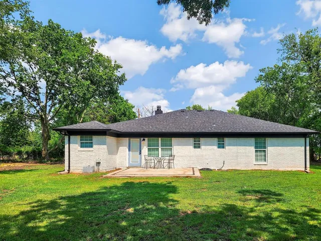 a view of a house with backyard