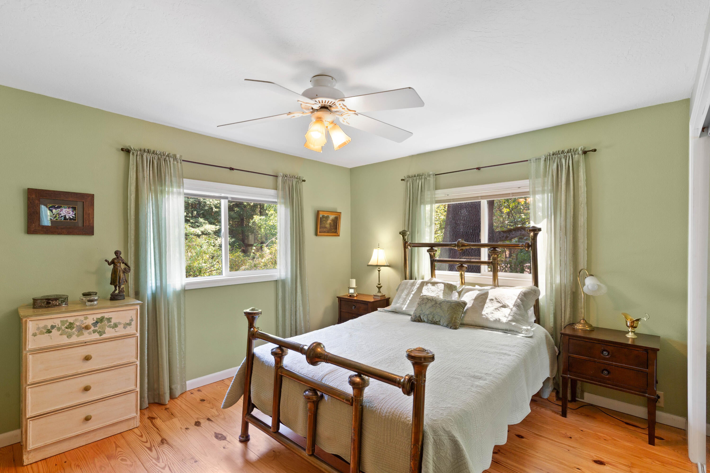 3808 Andrews Road Medford, OR 97501 - Photo 21 of 32 Main_ Bedroom_CU9A6207