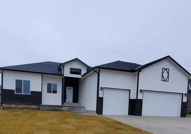 $349,000 | 647 East Sprucewood Court, Park City, KS 67147