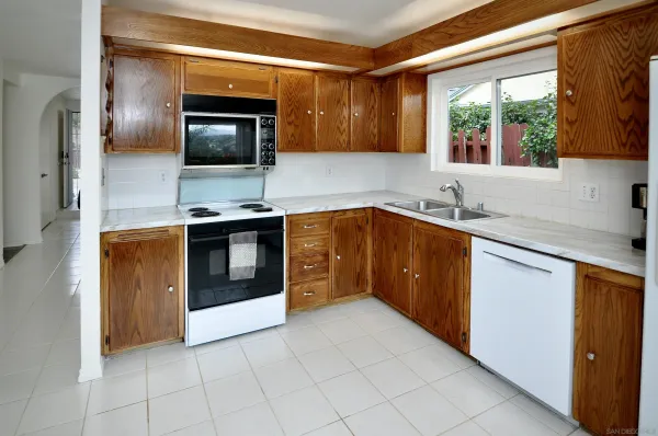 $3,900 | 14051 Hermosillo Way, Poway, CA 92064