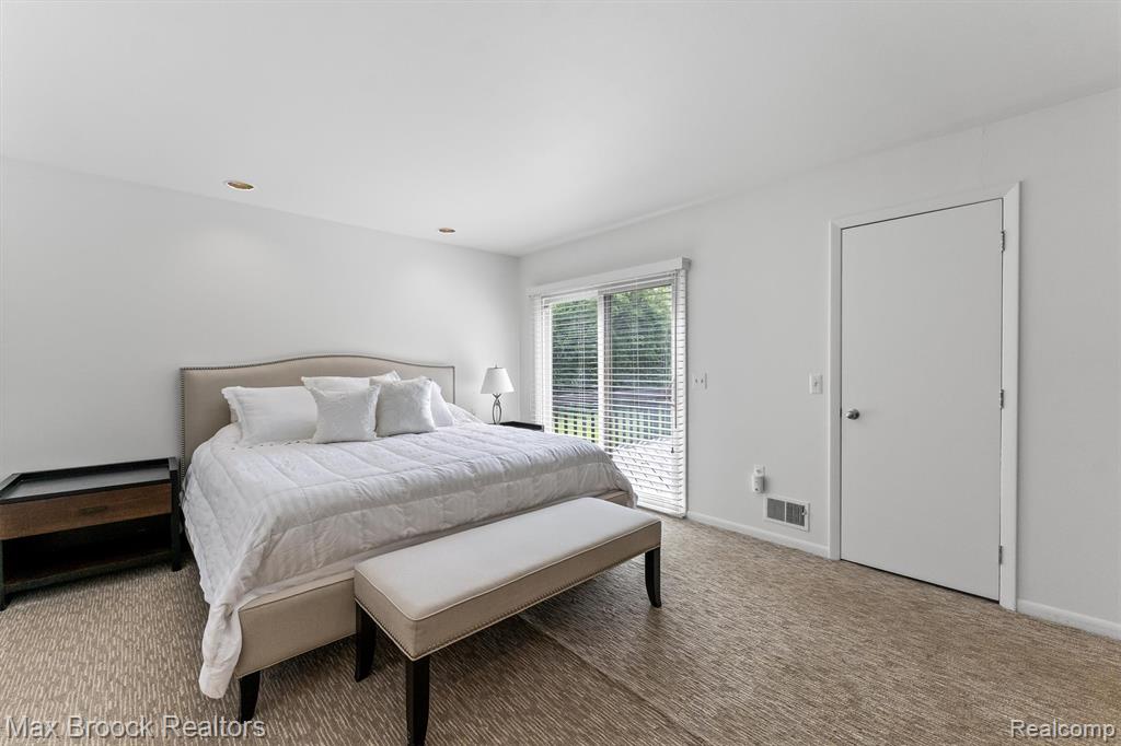 5725 Ridgewood Road West Bloomfield, MI 48322 - Photo 22 of 43