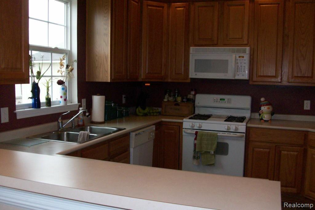 6141 State Road Fort Gratiot, MI 48059 - Photo 3 of 5 State kitchen.jpg