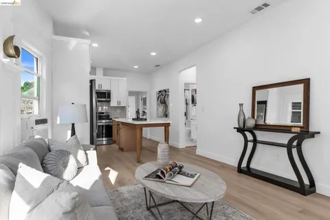 $698,000 | 2912 East 22nd Street, Oakland, CA 94601