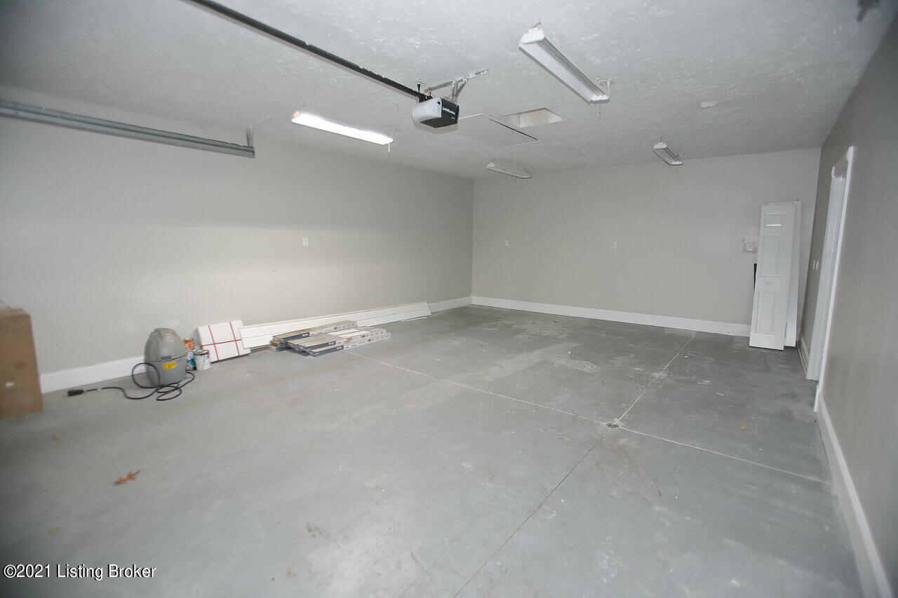 3785 Doe Run Road Elizabethtown, KY 42701 - Photo 38 of 49 Garage