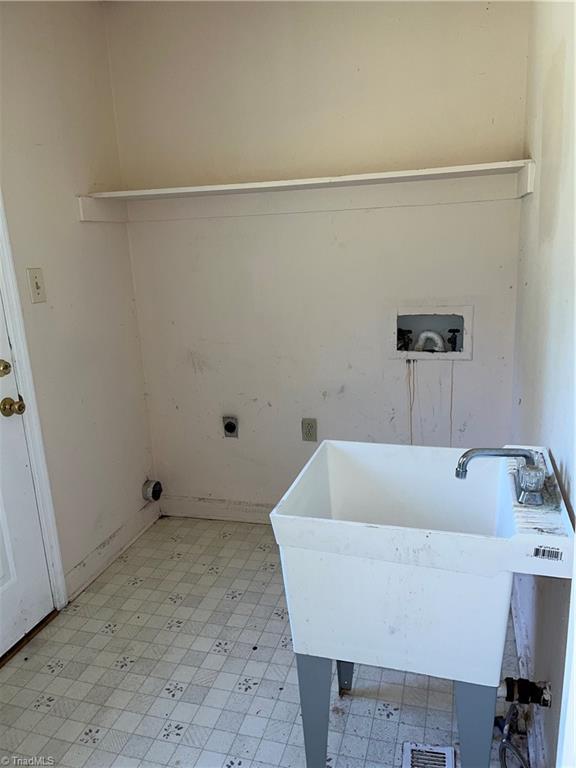 4445 Mecum Road Walkertown, NC 27051 - Photo 8 of 34 Laundry/Mudroom