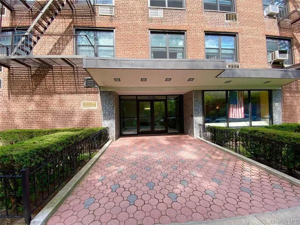 $375,000 | 61-88 Dry Harbor Road, Unit 1E | Middle Village