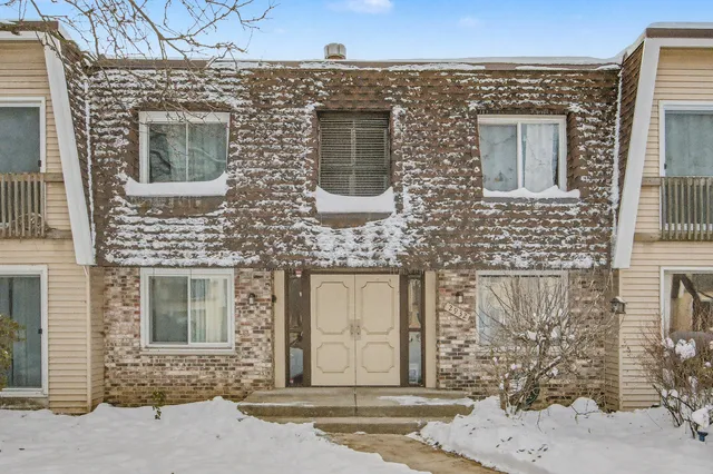 $189,900 | 2932 Roberts Drive, Unit 7, Woodridge, IL 60517