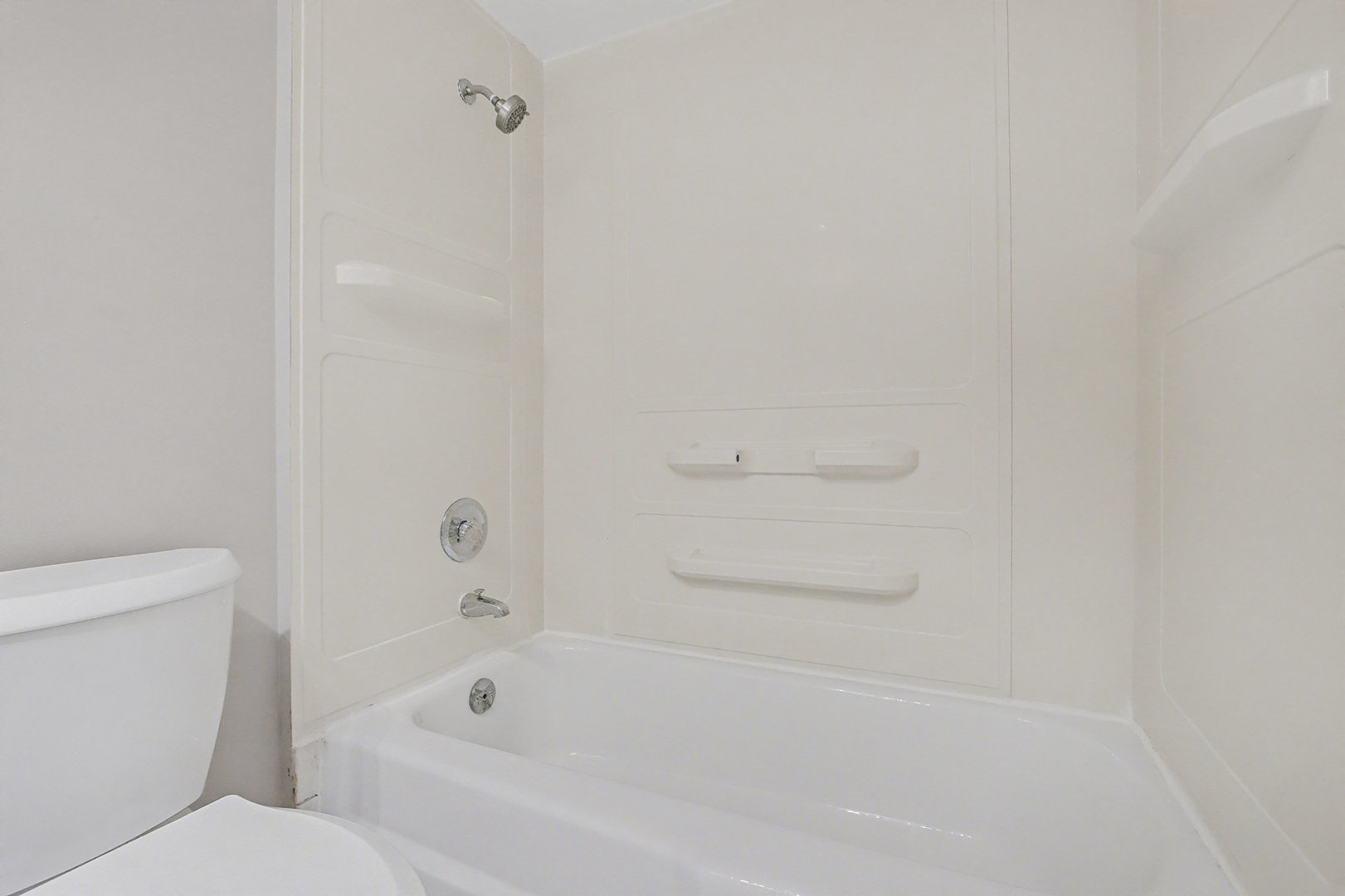 2932 Roberts Drive, Unit 7 Woodridge, IL 60517 - Photo 19 of 28 a bathroom with a bathtub and a toilet