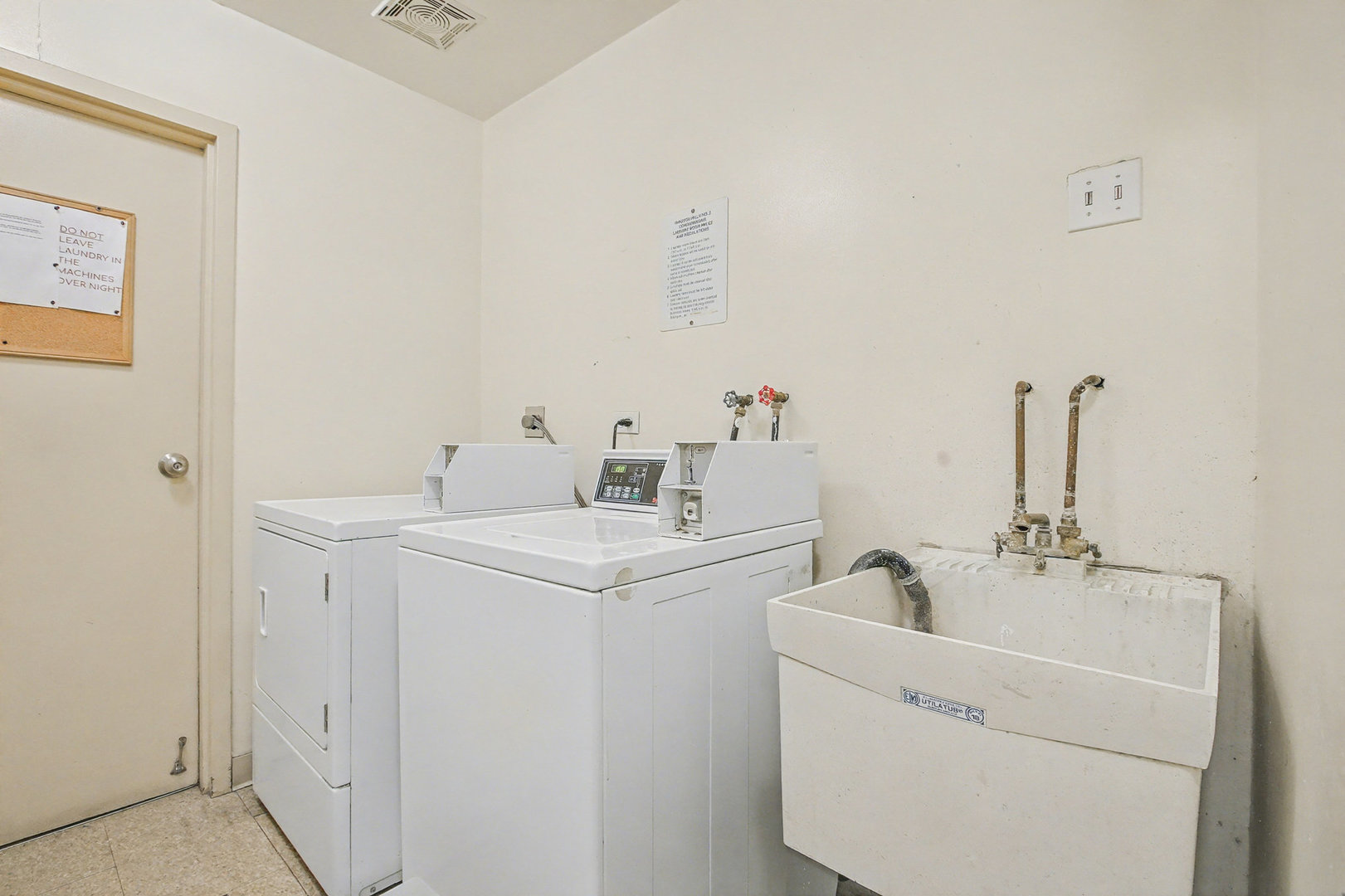 2932 Roberts Drive, Unit 7 Woodridge, IL 60517 - Photo 20 of 28 a utility room with dryer and washer