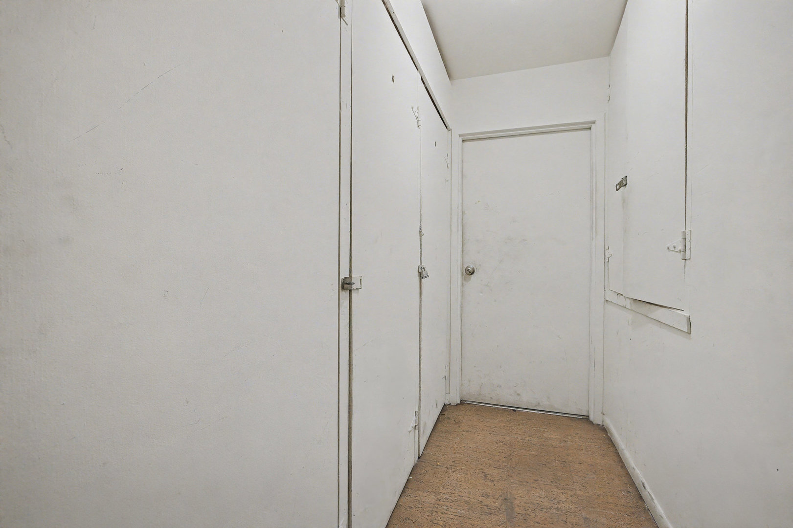 2932 Roberts Drive, Unit 7 Woodridge, IL 60517 - Photo 21 of 28 a view of hallway with white walls