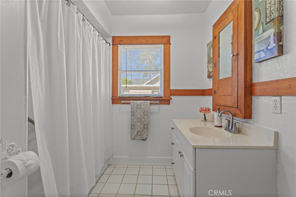 3678 Jurupa Avenue Riverside, CA 92506 - Photo 21 of 27 Bathroom