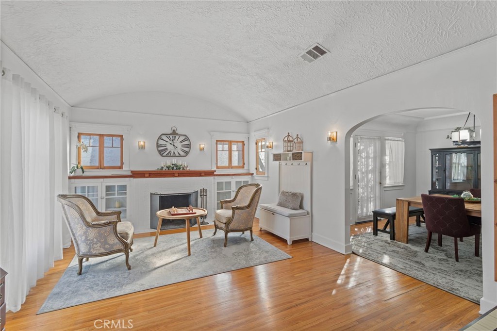 3678 Jurupa Avenue Riverside, CA 92506 - Photo 6 of 27 Living room