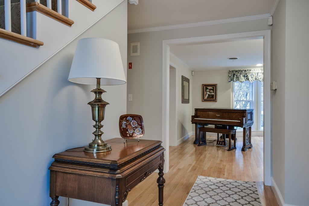 33 Oakridge Road Wellesley, MA 02481 - Photo 4 of 27