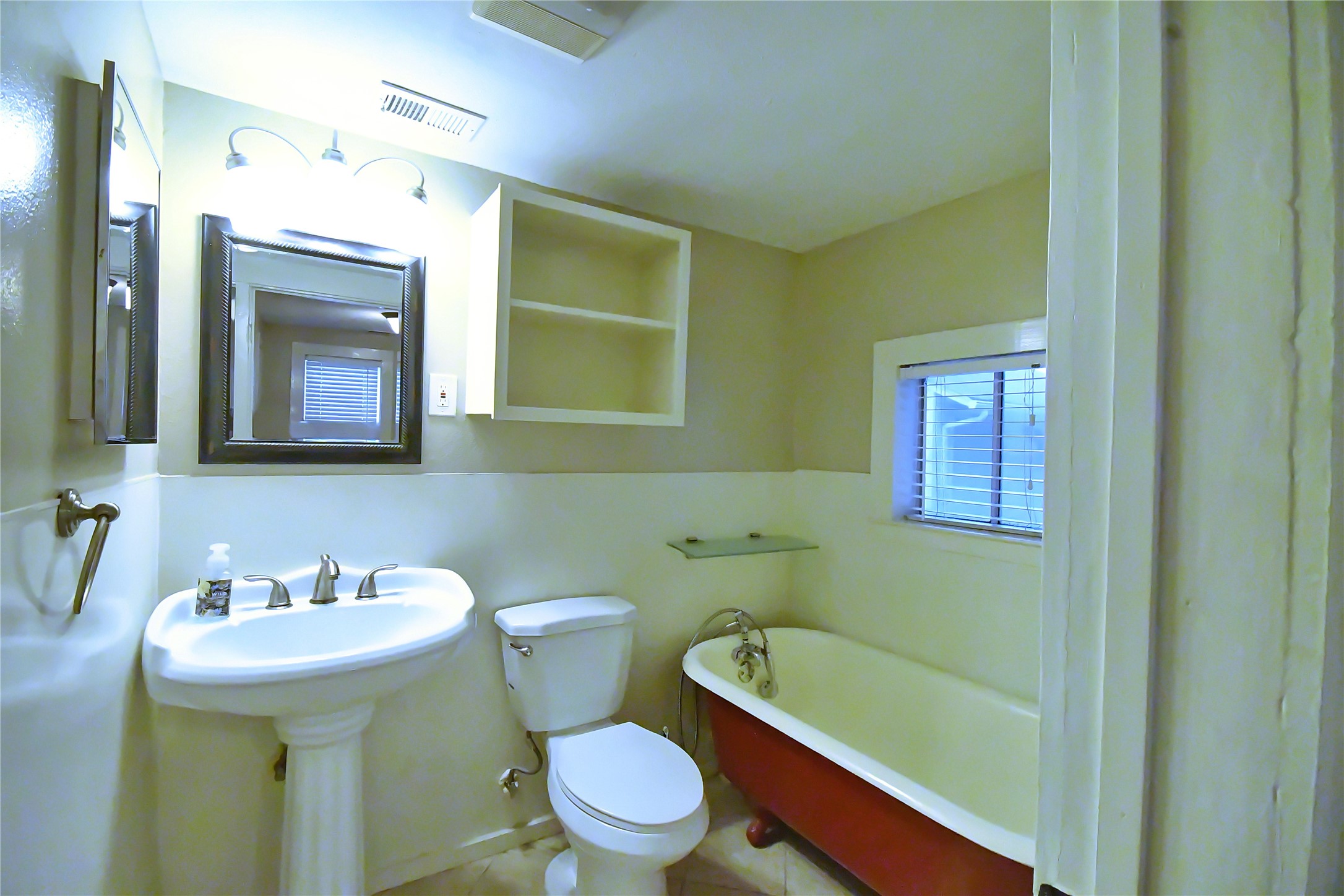 1209 Studewood Street Houston, TX 77008 - Photo 8 of 18 a bathroom with a sink toilet and a bathtub