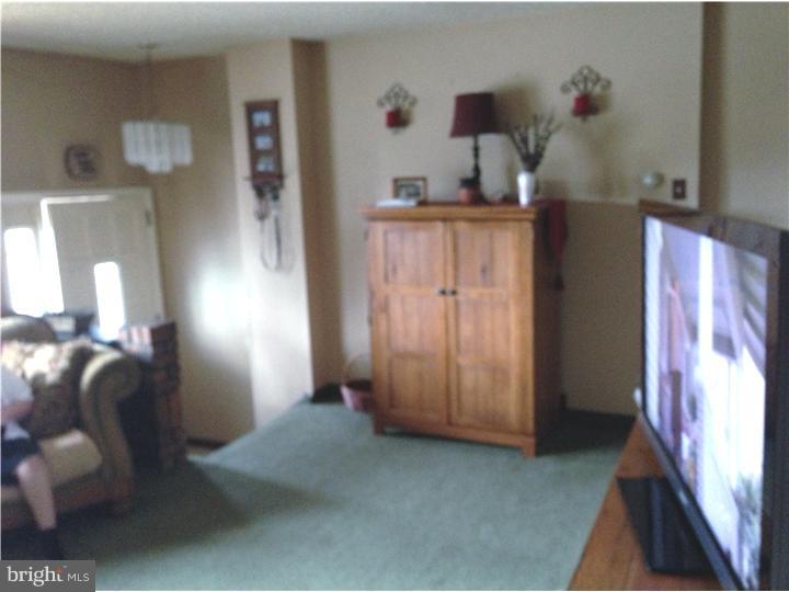 12542 Calpine Road Philadelphia, PA 19154 - Photo 2 of 12 Living Room