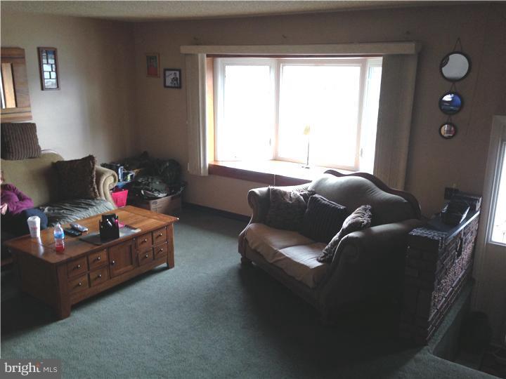 12542 Calpine Road Philadelphia, PA 19154 - Photo 3 of 12 Living Room