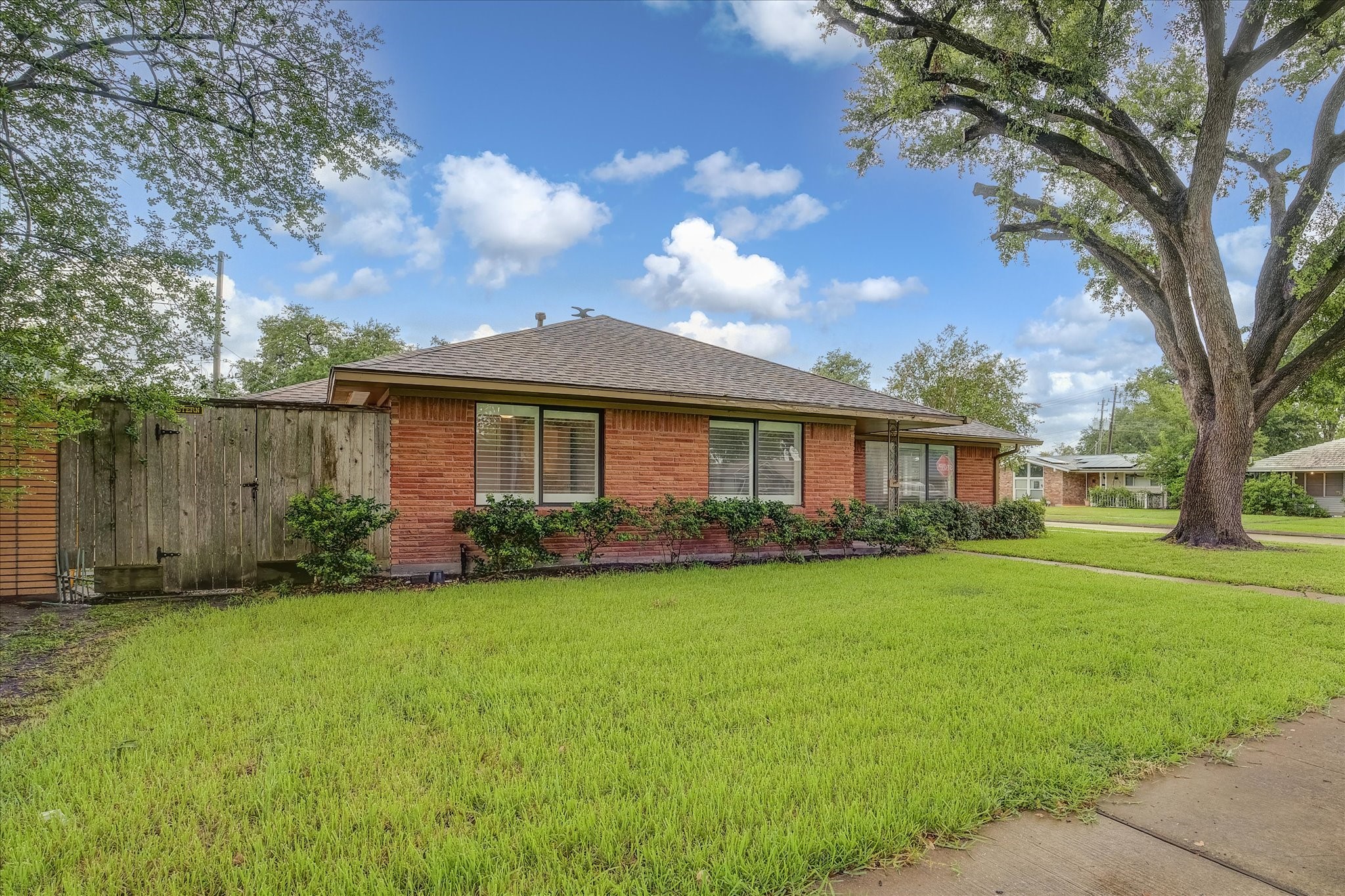 2123 Ridgecrest Drive Houston, TX 77055 - Photo 2 of 44