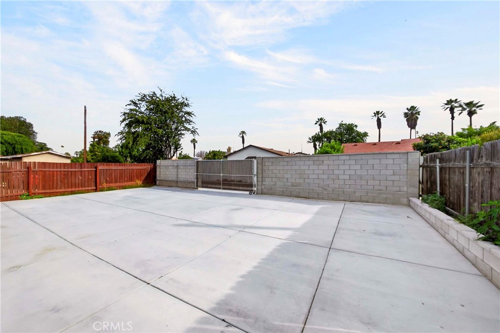 2643 Tenth Street Riverside, CA 92507 - Photo 37 of 40 a view of outdoor space
