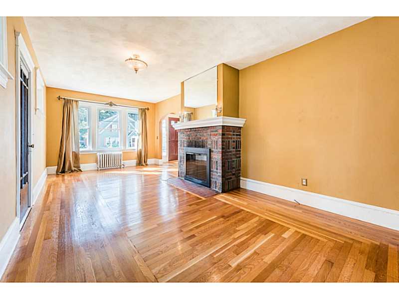 105 Lyndon Road Cranston, RI 02905 - Photo 12 of 25 Living Room.