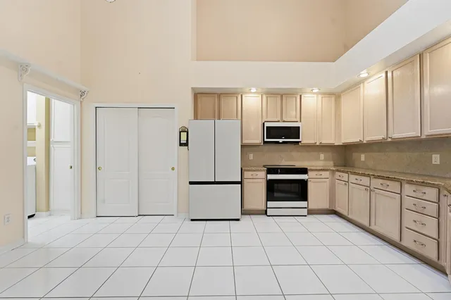 an empty room with a ceiling fan and window