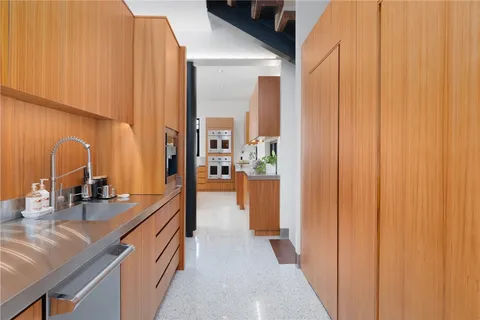 $6,350,000 | 82 Nonquit Lane, Tiverton, RI 02878