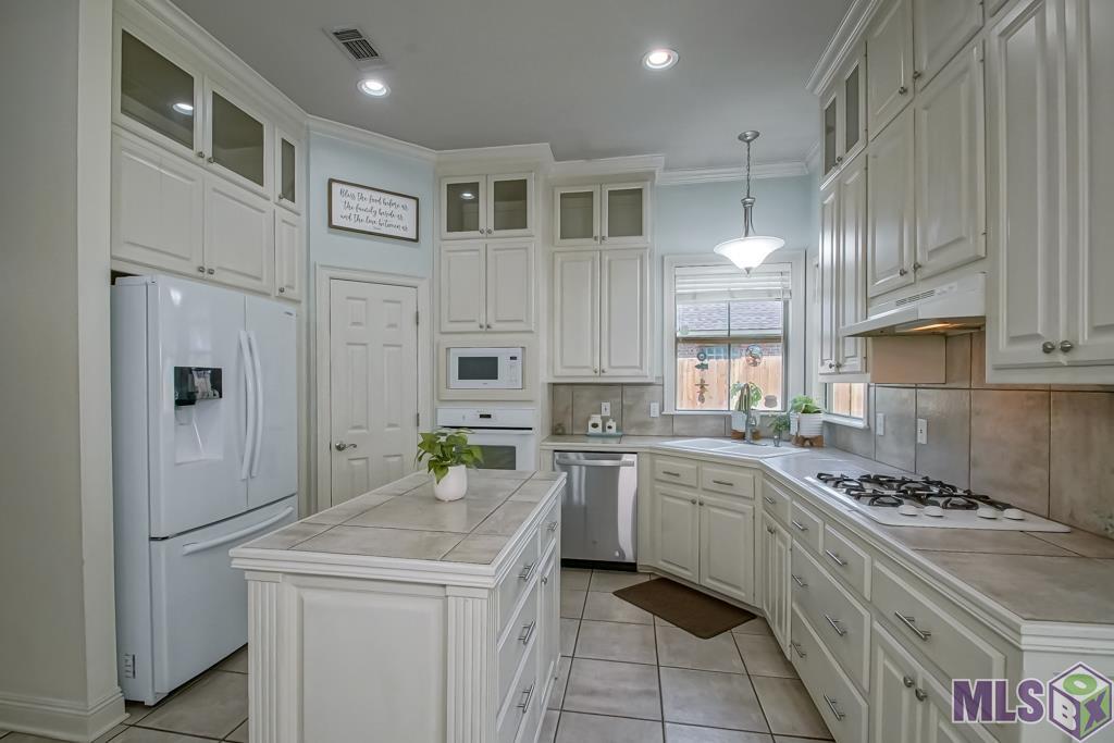 7015 Rose Hill Drive Baton Rouge, LA 70817 - Photo 10 of 39