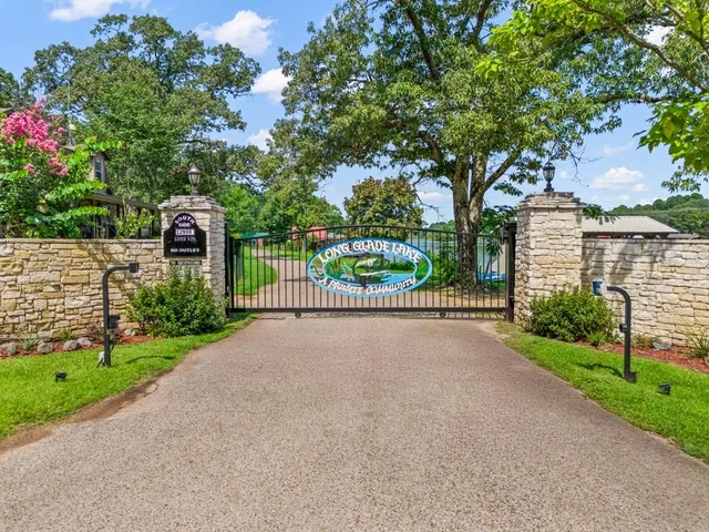 a view of a house with porch and a yard