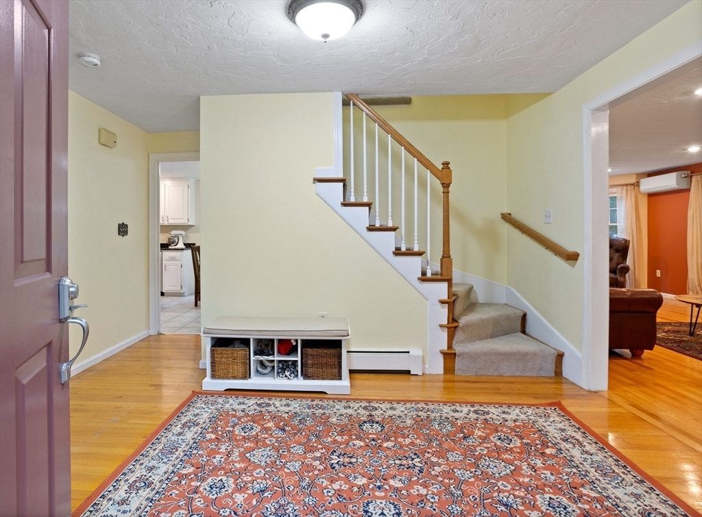 38 Robin Road Norfolk, MA 02056 - Photo 4 of 40 Gallery Image 4