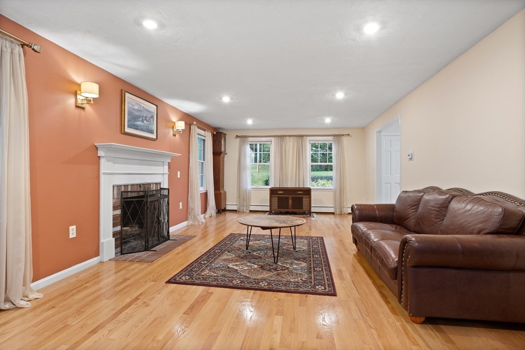 38 Robin Road Norfolk, MA 02056 - Photo 8 of 40 Gallery Image 8