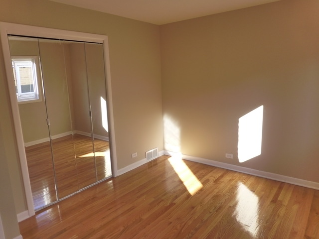6840 West 64th Street Chicago, IL 60638 - Photo 17 of 19 a view of an empty room and window