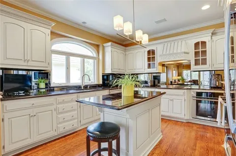 $949,000 | 5205 West 116th Street, Leawood, KS 66211