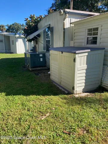 a view of a back yard of the house