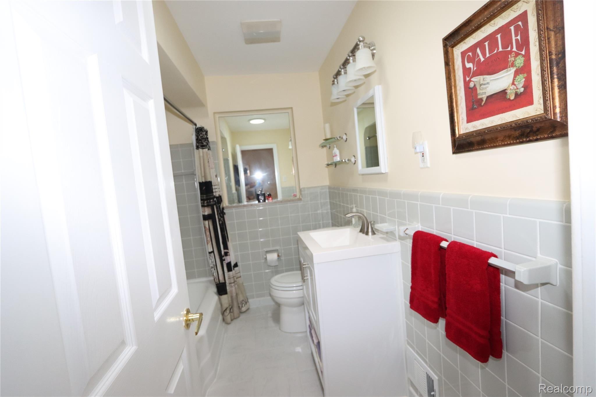 2827 Bembridge Road Royal Oak, MI 48073 - Photo 20 of 38 IMG_8494 BATH.JPG