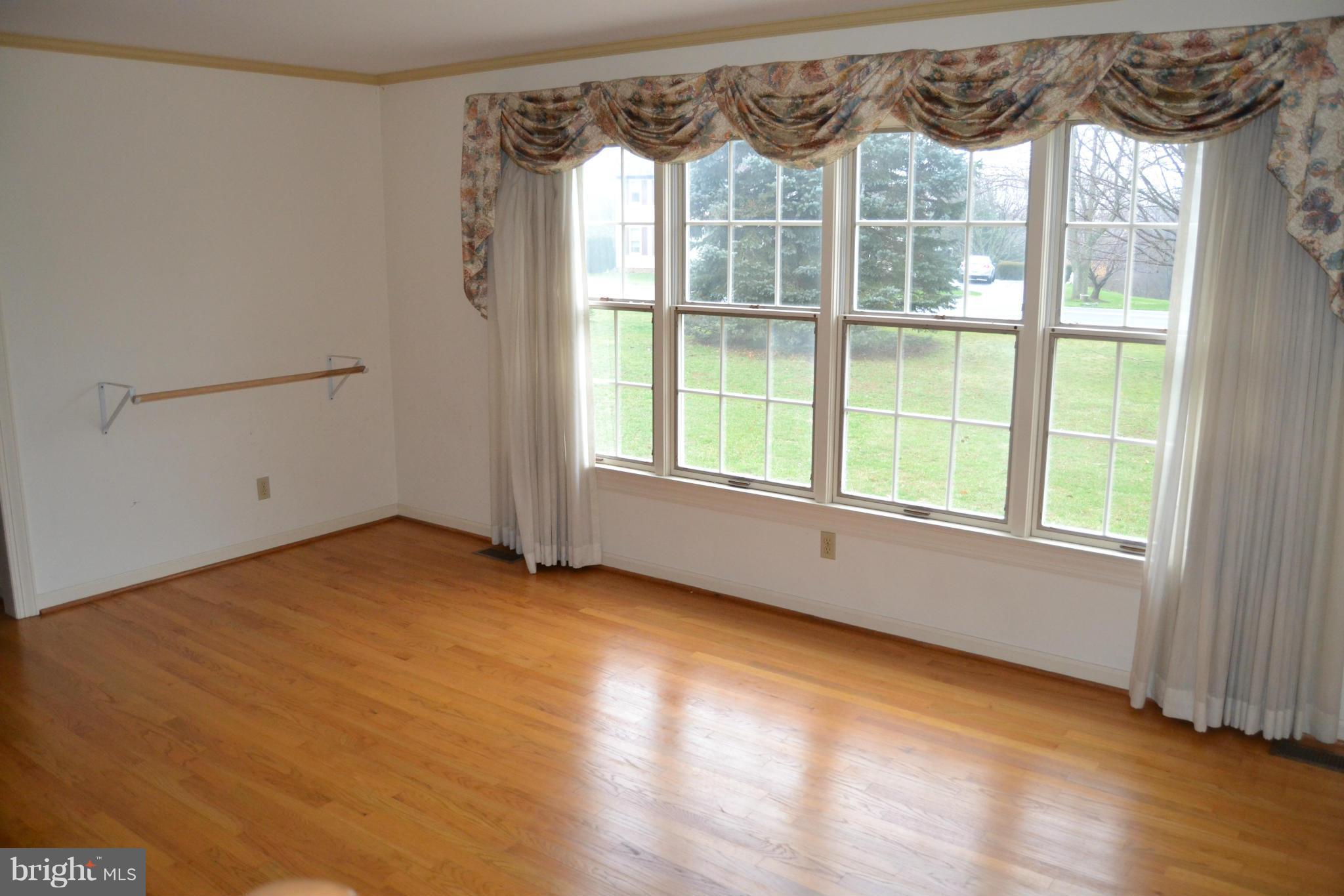 189 Bell Road Westminster, MD 21158 - Photo 11 of 30 Living Room