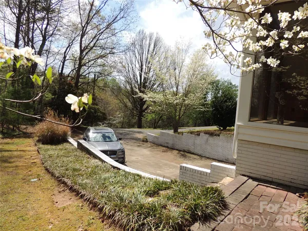 a view of a back yard