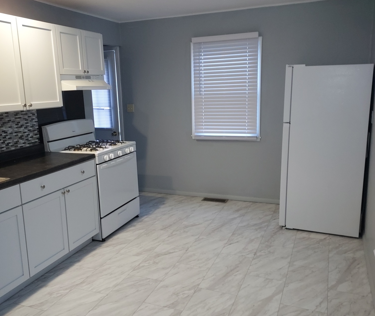 202 South Embarrass Avenue Tuscola, IL 61953 - Photo 3 of 10