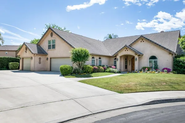 $1,050,000 | 4907 West Lakewood Court, Visalia, CA 93291