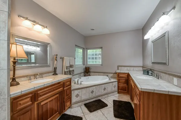 $1,050,000 | 4907 West Lakewood Court, Visalia, CA 93291