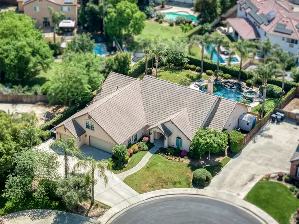 $1,050,000 | 4907 West Lakewood Court, Visalia, CA 93291