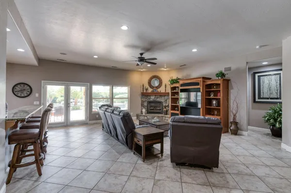 $1,050,000 | 4907 West Lakewood Court, Visalia, CA 93291