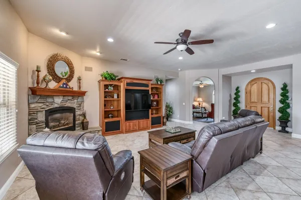 $1,050,000 | 4907 West Lakewood Court, Visalia, CA 93291