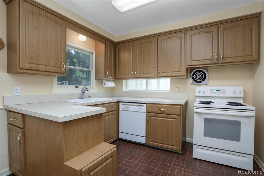 21235 River Road Grosse Pointe Woods, MI 48236 - Photo 15 of 33