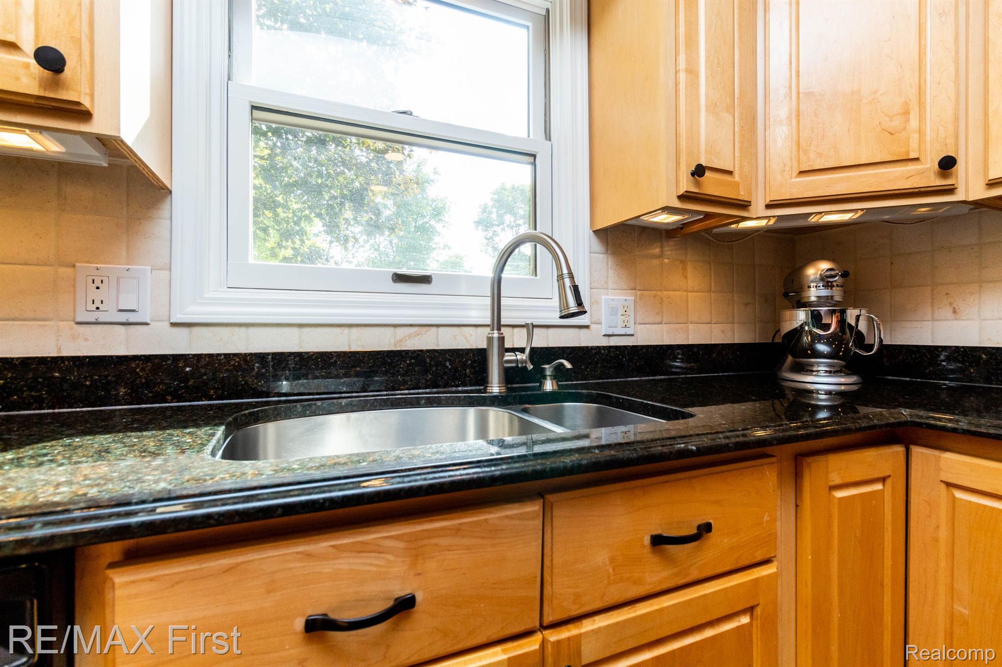 348 Shellbourne Drive Rochester, MI 48309 - Photo 19 of 65