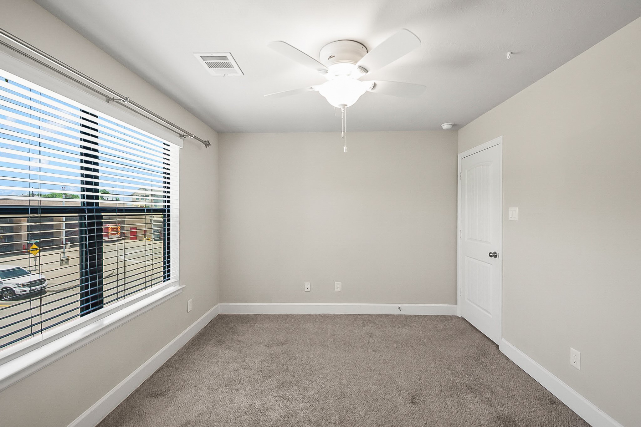 5328 Larkin Street Houston, TX 77007 - Photo 16 of 27 Alternate view of the secondary bedroom
