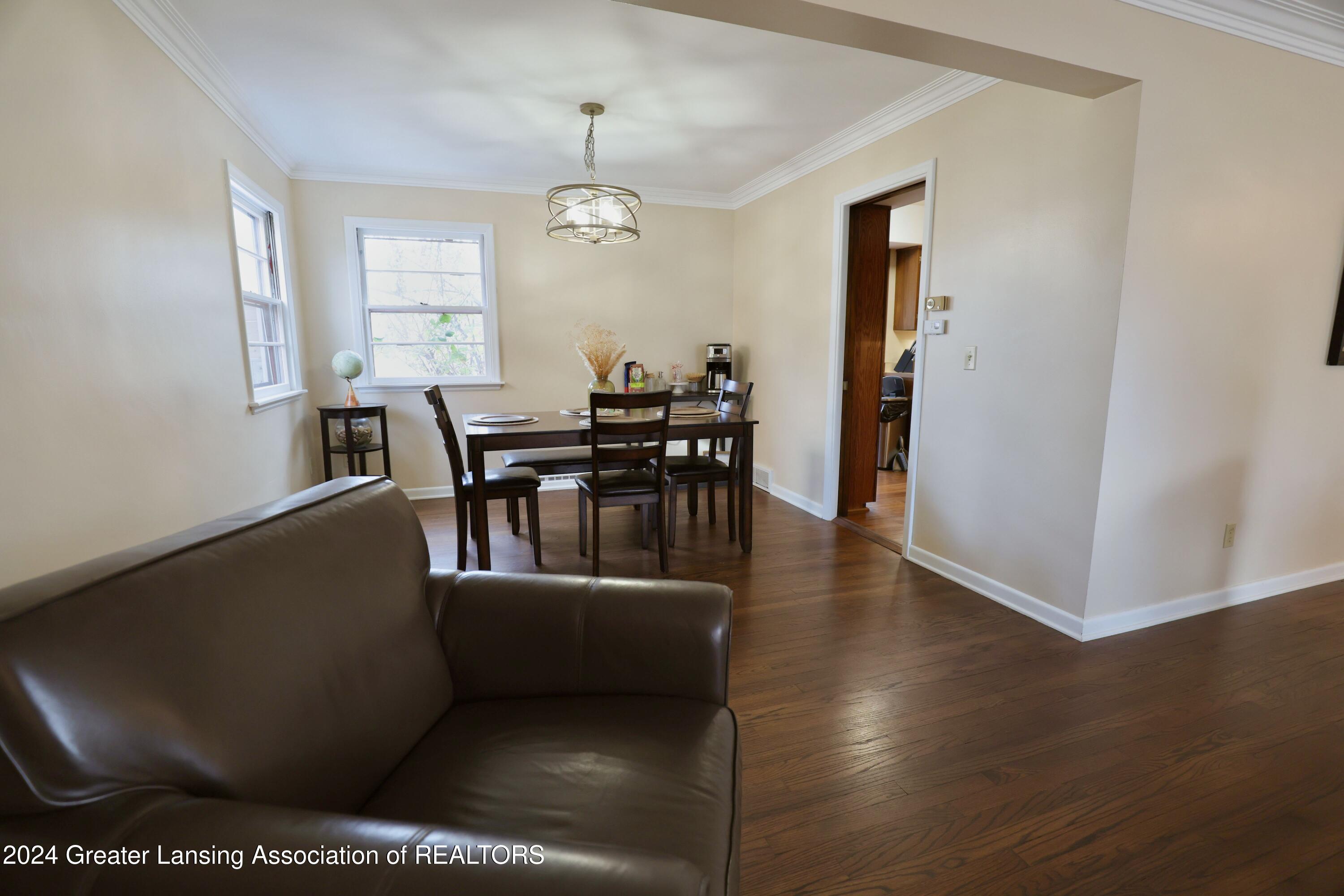 2505 Chatham Road Lansing, MI 48910 - Photo 7 of 31 LRR to Dining