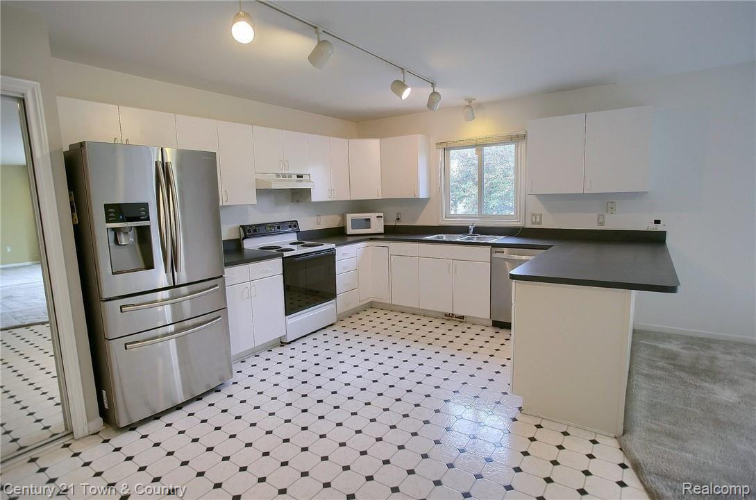2187 Crystal Drive Rochester, MI 48309 - Photo 5 of 32 Kitchen_4th_View.jpg