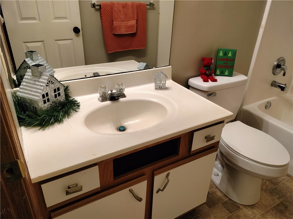 631 Romulis Road Niantic, IL 62551 - Photo 8 of 11 Hall Bath