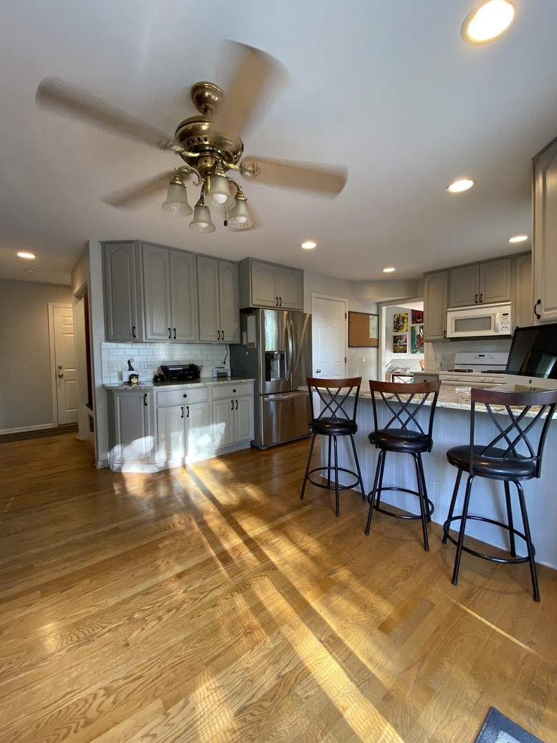 807 Ridge Avenue Wauconda, IL 60084 - Photo 3 of 33