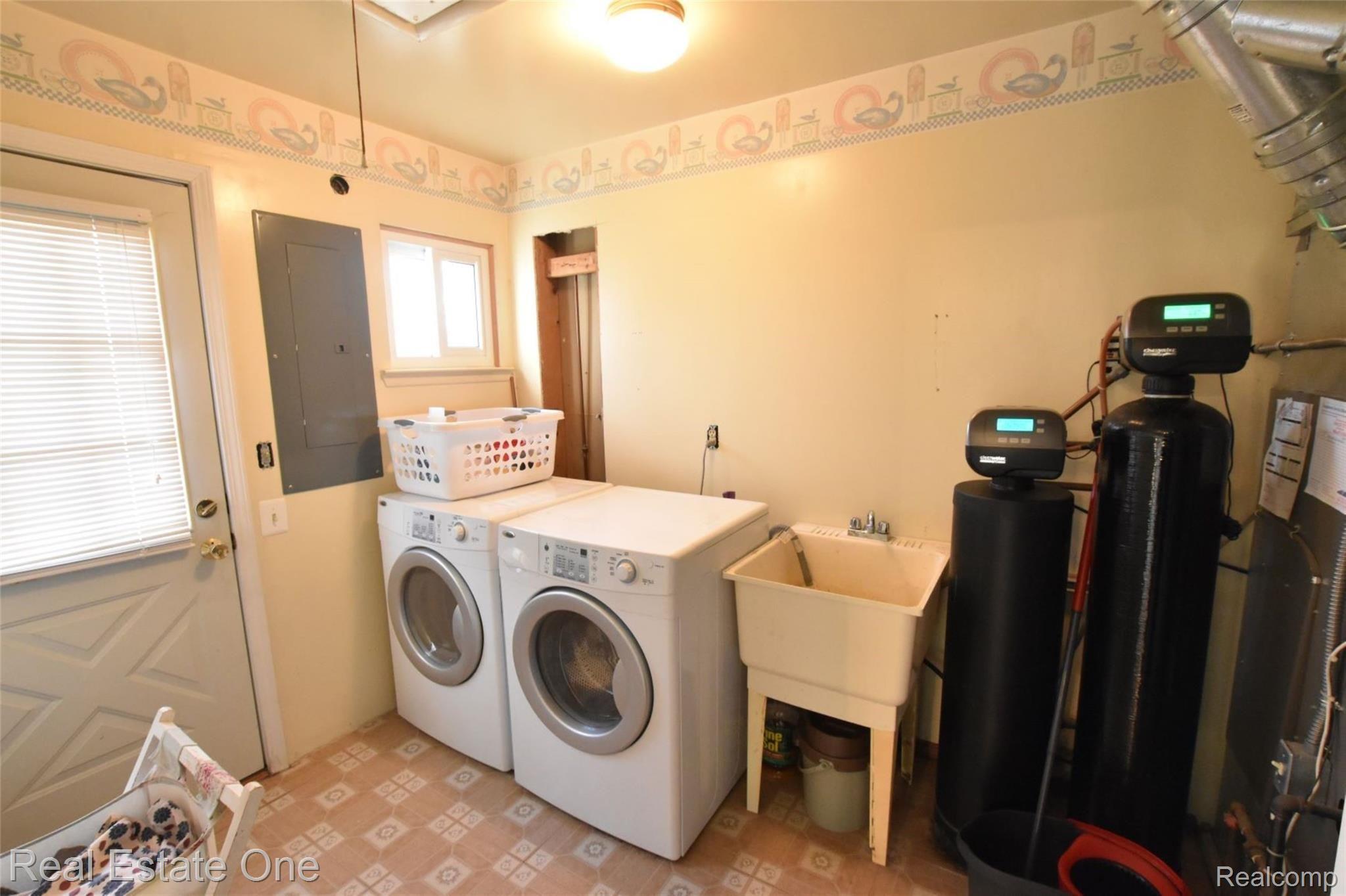 1626 Remsing Street Hartland, MI 48353 - Photo 12 of 17 Laundry room