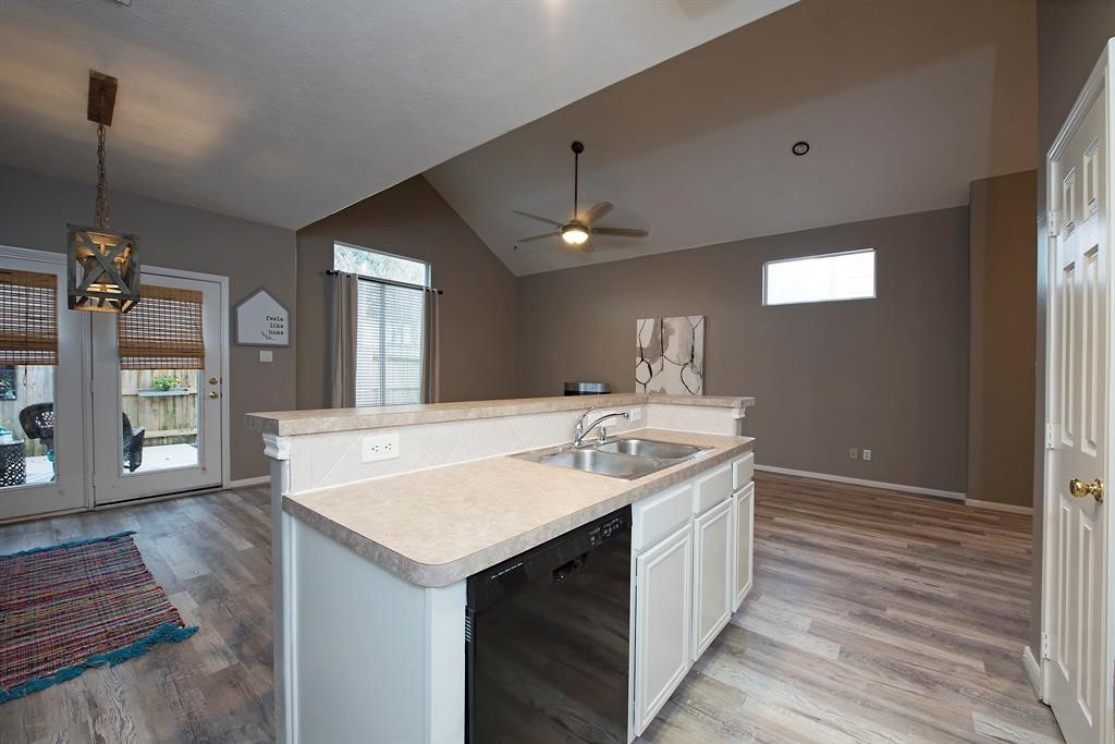 18923 Crescent Fountain Road Spring, TX 77388 - Photo 9 of 27 Nice island in the kitchen